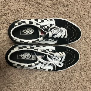 Van’s sneakers men’s 10.5 or women’s 12